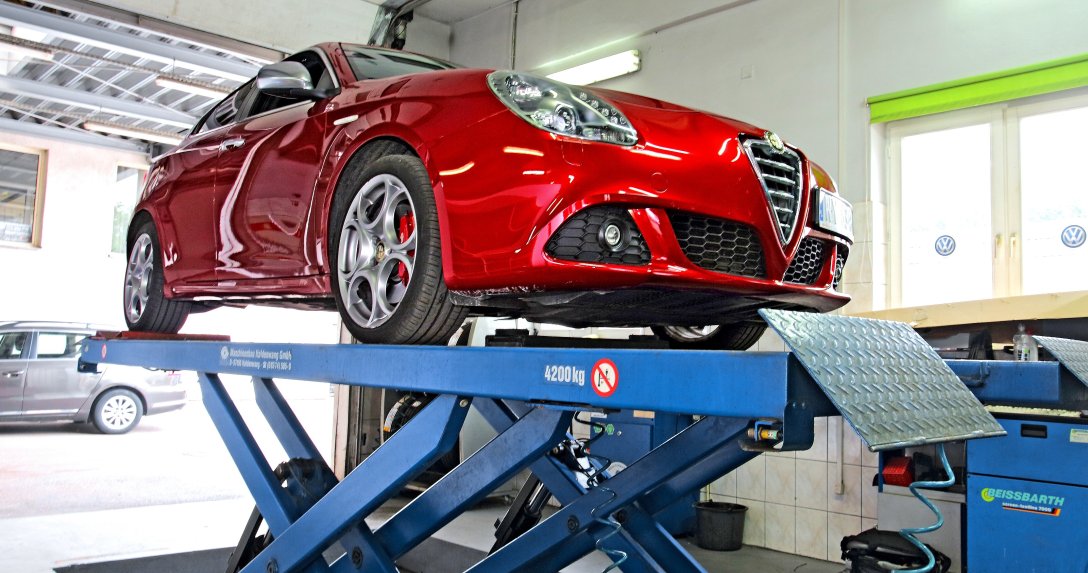 Alfa Romeo Giulietta na podnośniku warsztatowym