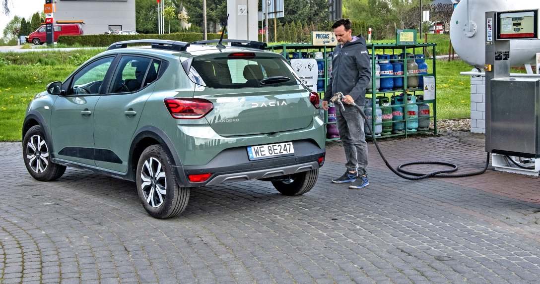 Tankowanie auta na gaz na stacji paliw