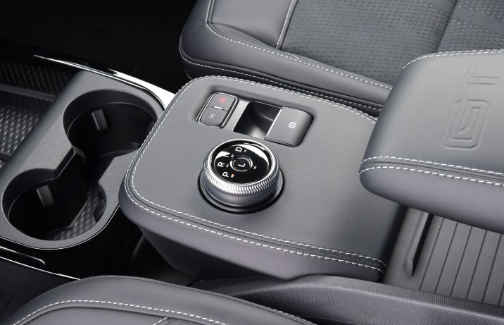 Ford Mustang Mach-E - konsola