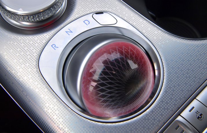 Genesis GV60 - szklana kula