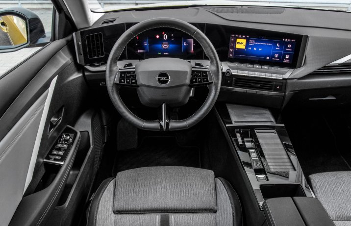 Opel Astra 1.5 Diesel 130 A8 - kokpit