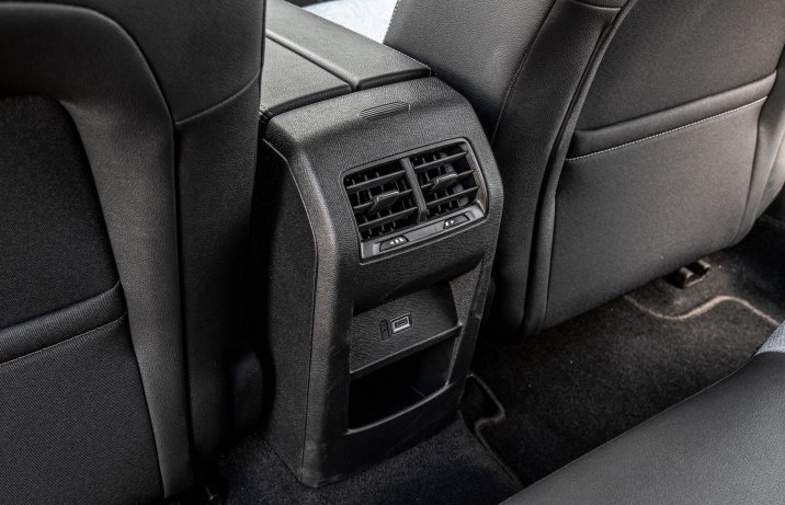 Opel Astra 1.5 Diesel 130 A8 - tył konsoli