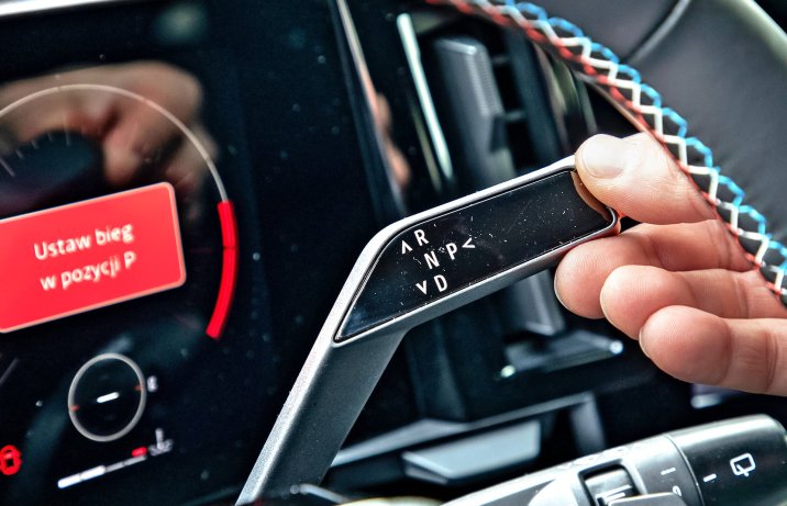 Renault Austral mild hybrid 160 auto – wnętrze, dźwignia zmiany biegów