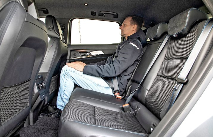 Renault Austral mild hybrid 160 auto – wnętrze, kanapa z pasażerem