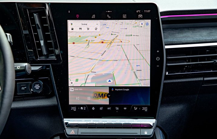 Renault Austral mild hybrid 160 auto – wnętrze, ekran z mapą