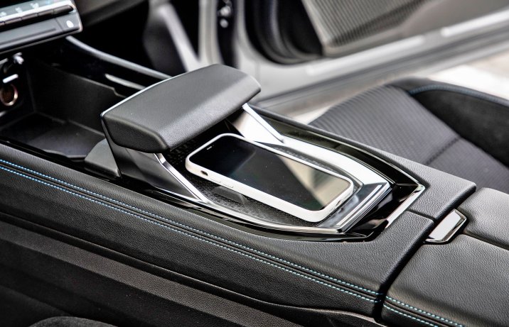 Renault Austral mild hybrid 160 auto – wnętrze, ładowarka indukcyjna