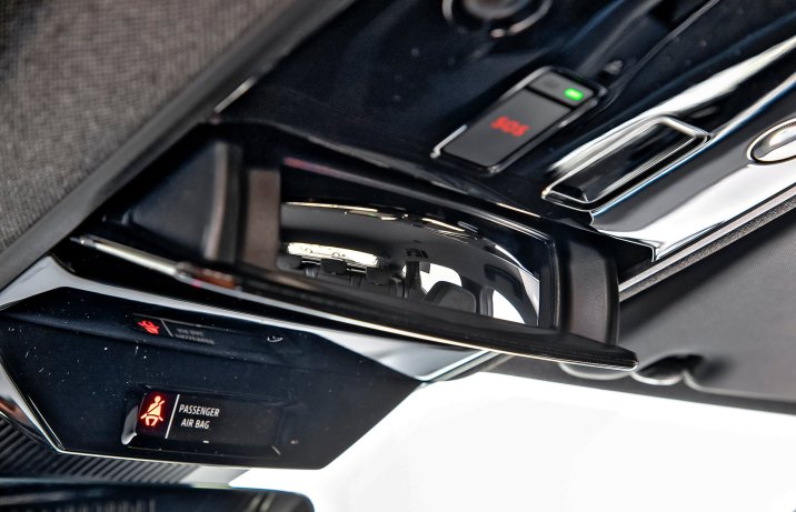 Renault Austral mild hybrid 160 auto – wnętrze, lusterko do obserwacji kanapy