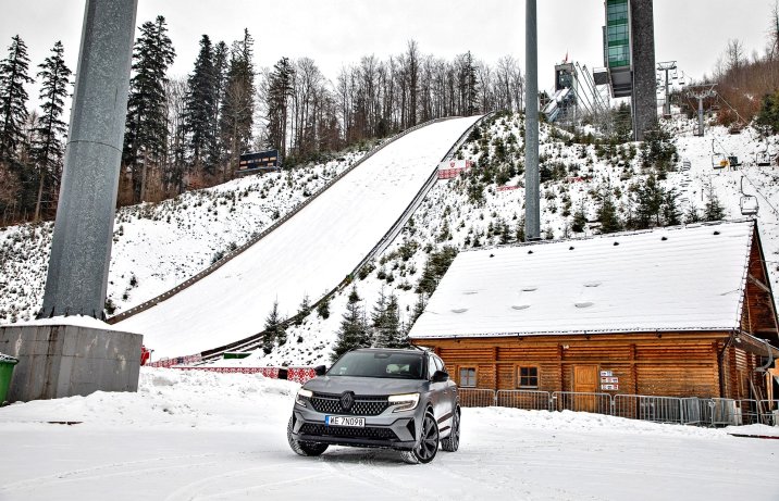 Renault Austral mild hybrid 160 auto – przód na śniegu
