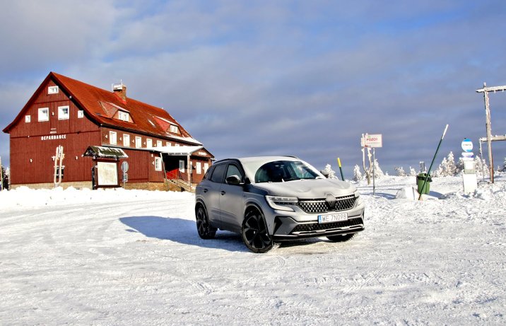 Renault Austral mild hybrid 160 auto – przód na śniegu
