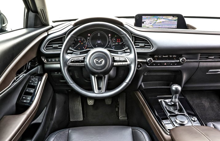 Mazda CX-30 2.0 M Hybrid – deska rozdzielcza