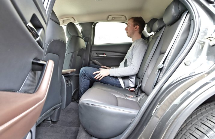 Mazda CX-30 2.0 M Hybrid – tylne siedzenia