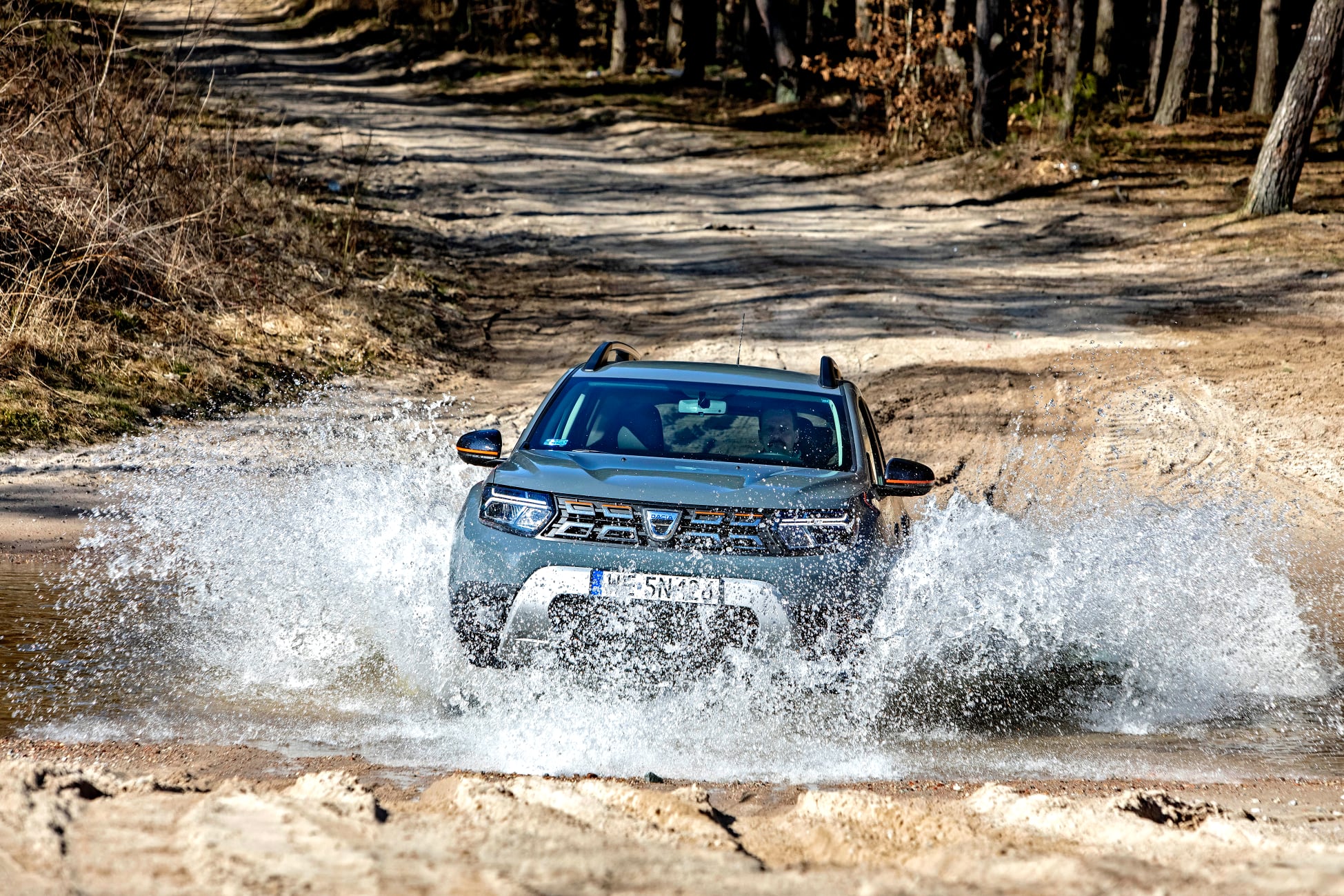 Dacia-Duster-1.5-Blue-dCi-4x4-przejazd=przez-wode-w-terenie