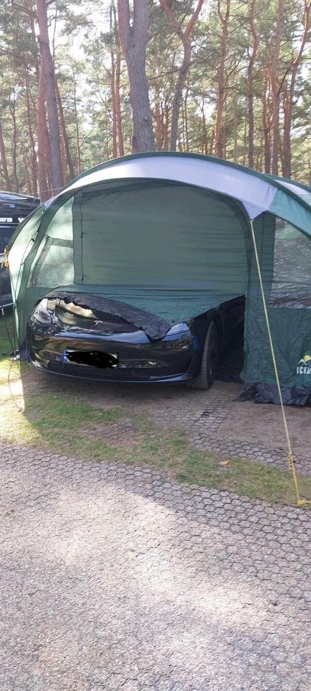 Tesla ladowanie w namiocie (2)