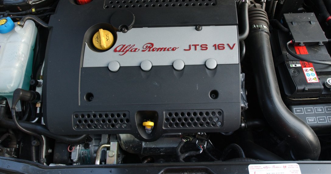 Silnik Alfa Romeo 2.0 JTS pod maską