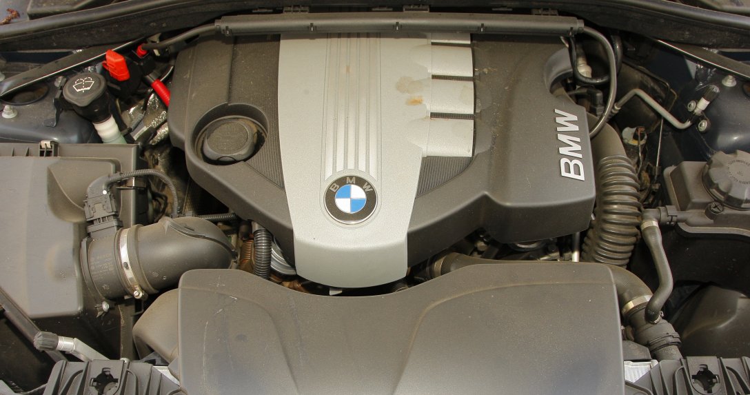 Silnik BMW N47 pod maską