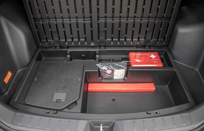 Mitsubishi Eclipse Cross - schowek pod bagażnikiem