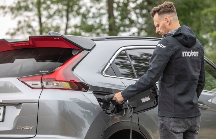 Mitsubishi Eclipse Cross - ładowanie