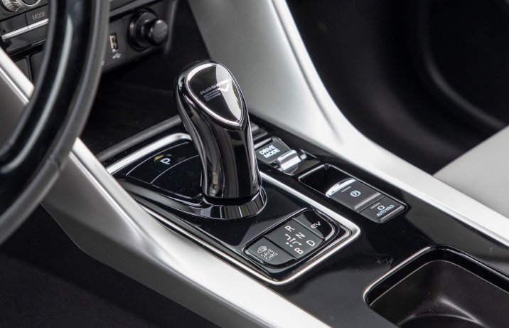 Mitsubishi Eclipse Cross - konsola