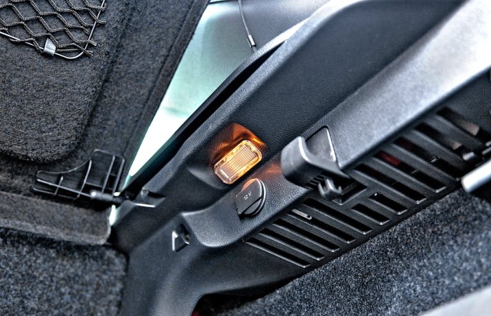 Skody Kamiq i Scala po liftingu – wnętrze, bagażnik, haczyk na torby