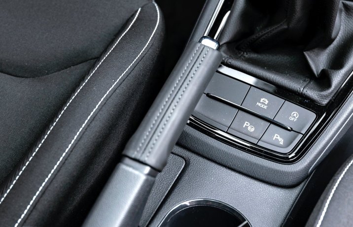 Skody Kamiq i Scala po liftingu – wnętrze, hamulec ręczny