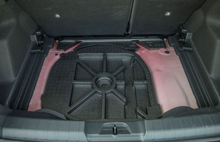 Jeep Avenger - schowek pod bagażnikiem