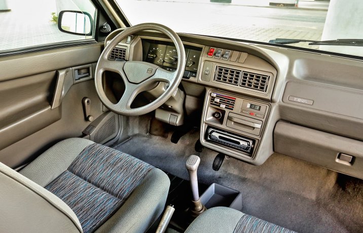 Seat Ibiza I – wnętrze, deska rozdzielcza