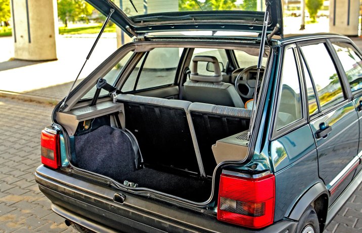 Seat Ibiza I – wnętrze, bagażnik