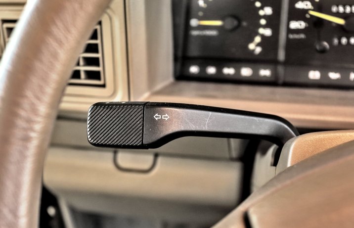 Seat Ibiza I – wnętrze, dźwignia kierunkowskazów