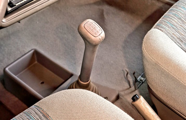 Seat Ibiza I – wnętrze, dźwignia zmiany biegów