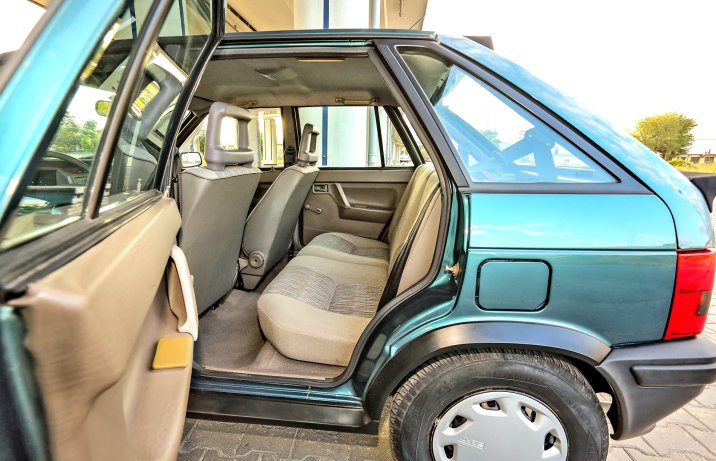 Seat Ibiza I – wnętrze, kanapa