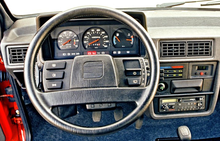 Seat Ibiza I – deska rozdzielcza