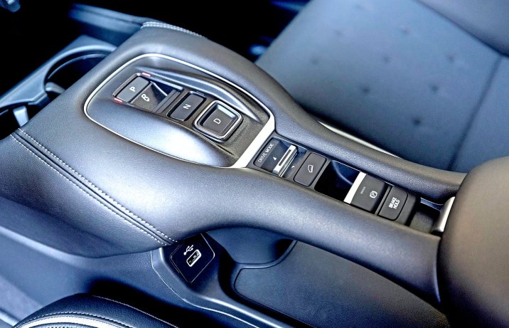 Honda ZR-V e:HEV – konsola centralna