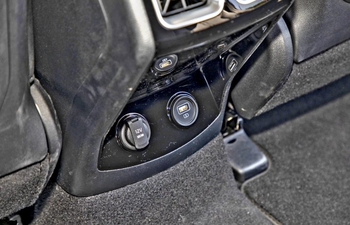 Kia Sorento 1.6 T-GDI HEV AWD XL (2023) – test – USB