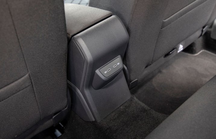 Volkswagen Taigo - tył konsoli