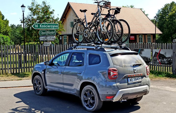 Dacia Duster 1.5 Blue dCi 4x4 SL Extreme – tył z rowerami na dachu