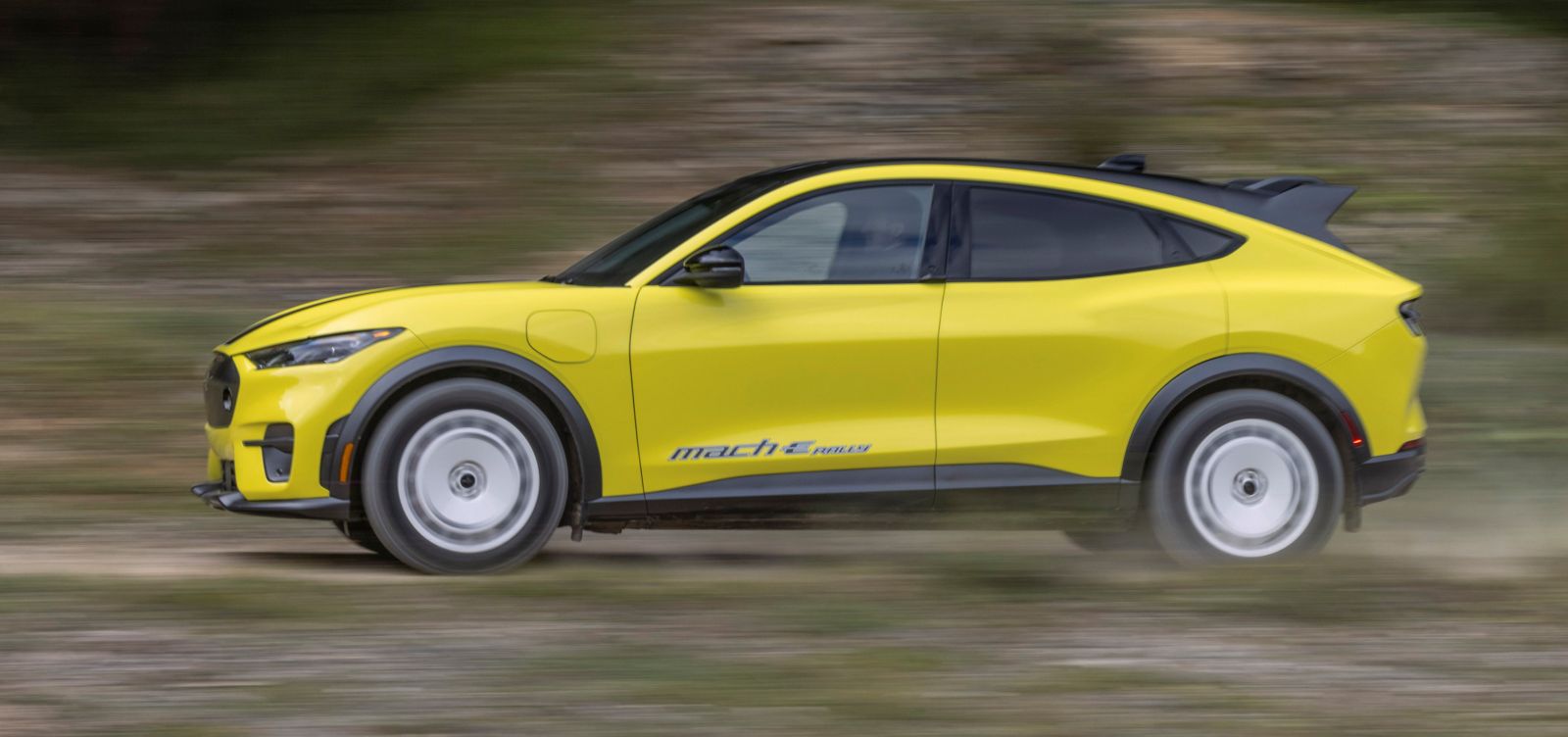 FORD-mustang-MACH-E_RALLYE-bok