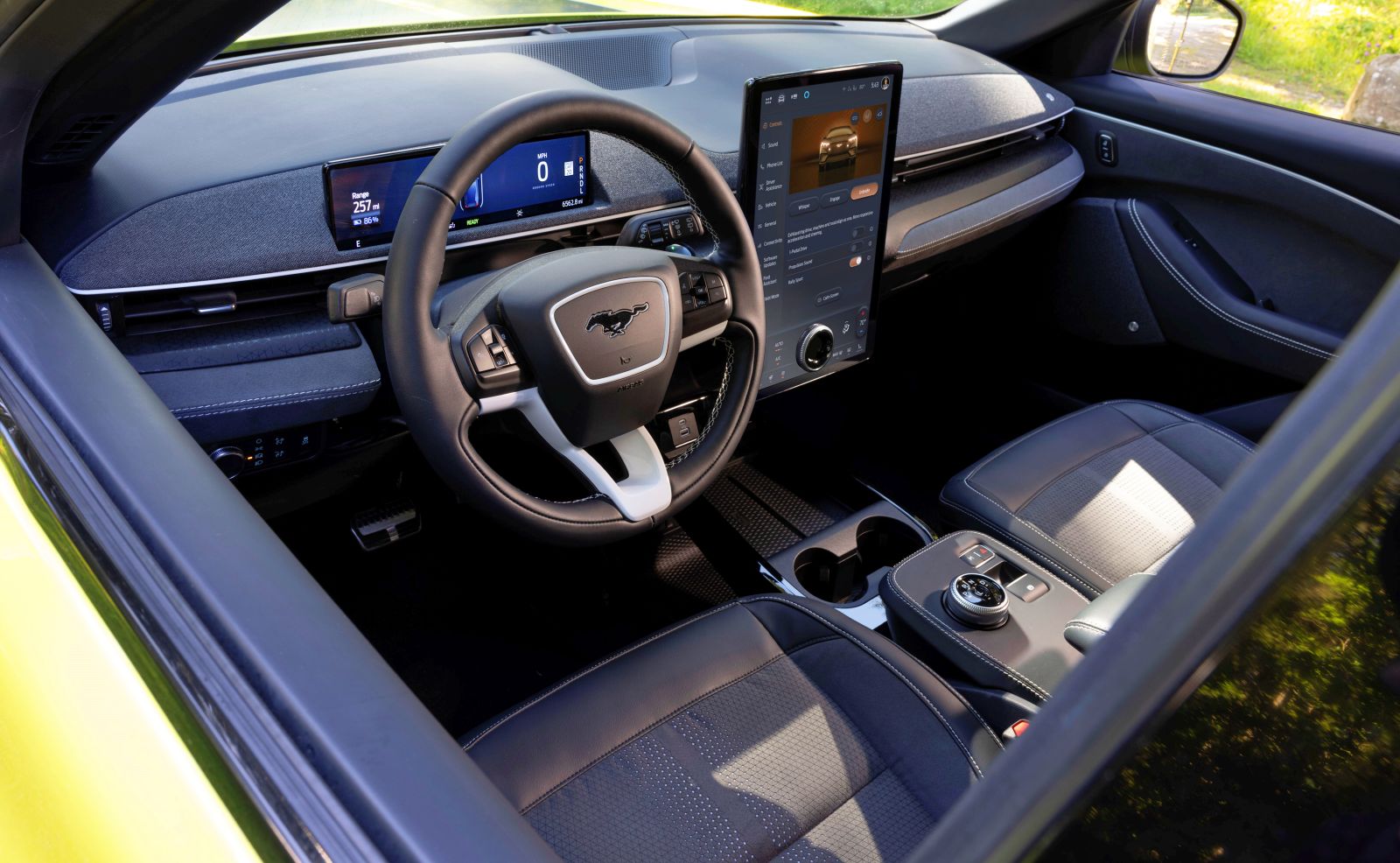 FORD-mustang-MACH-E_RALLYE-deska-rozdzielcza