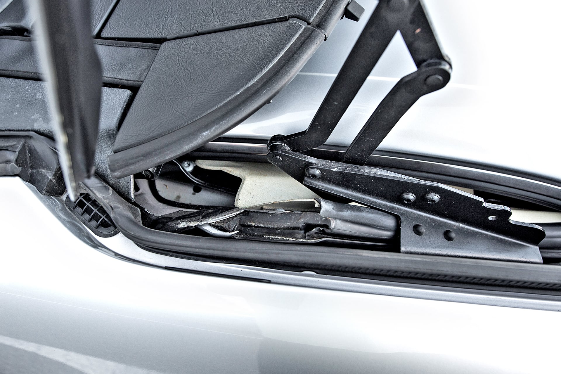 Mercedes-SLK-R170-silowniki-hydrauliczne