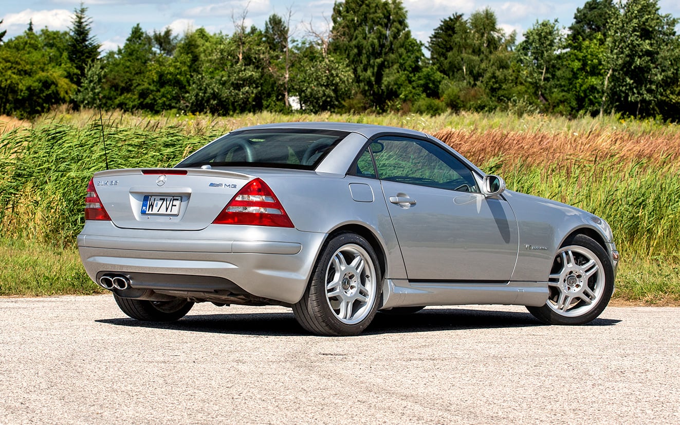 Mercedes-SLK-R170-z-zamknietym dachem-ty-i-bok