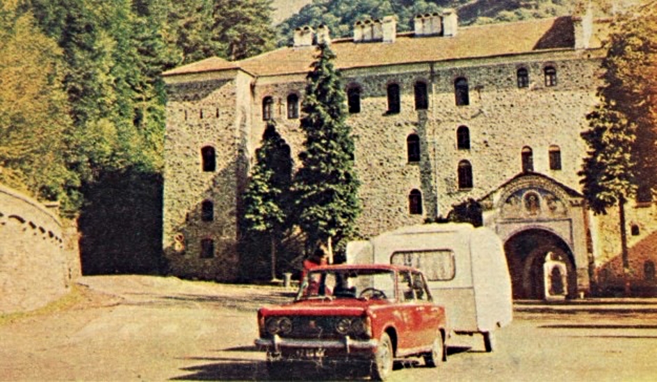 fiat-125p-z-przyczepa-przed-klaszotrem-rylskim