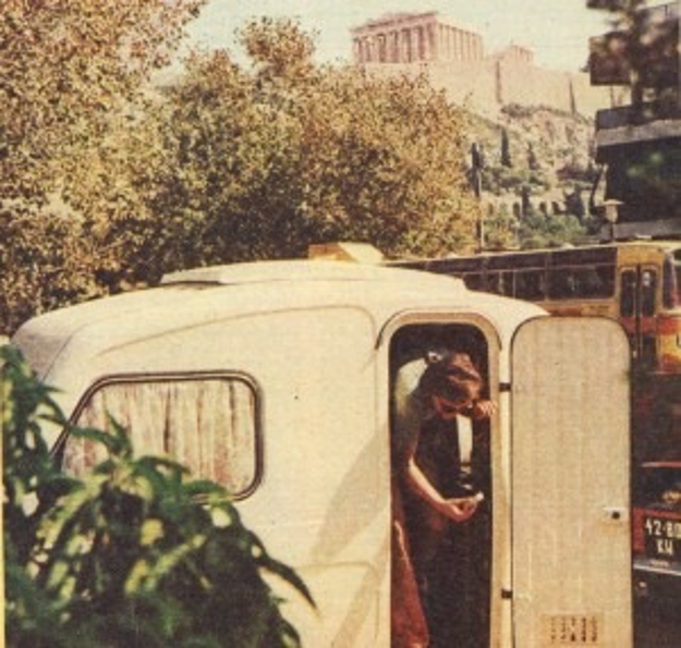 przyczepa-na-parkingu-pod-akropolem