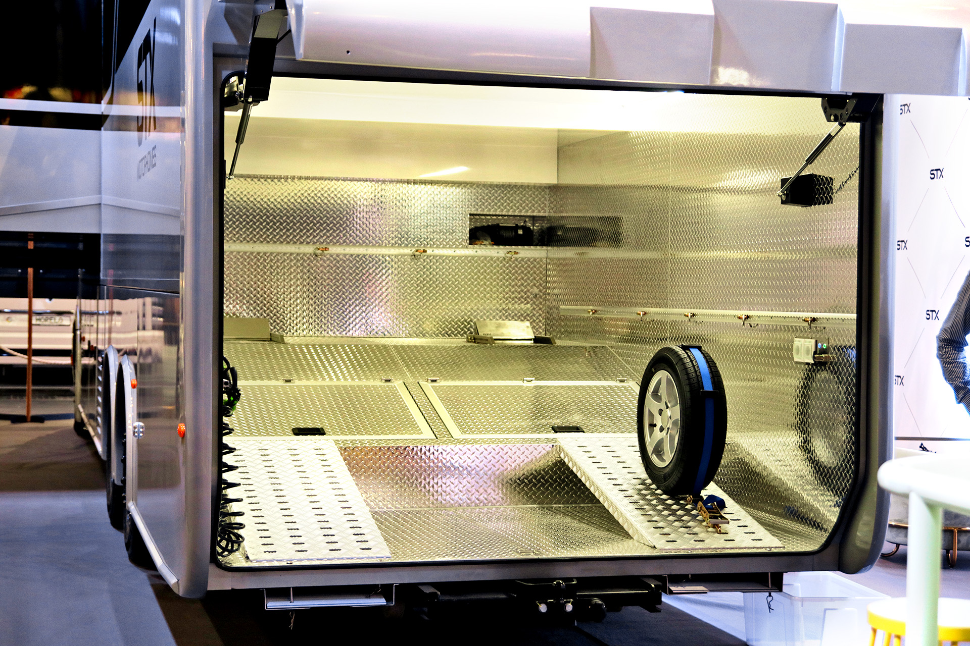 Salon karawaningu_stx scania garaz