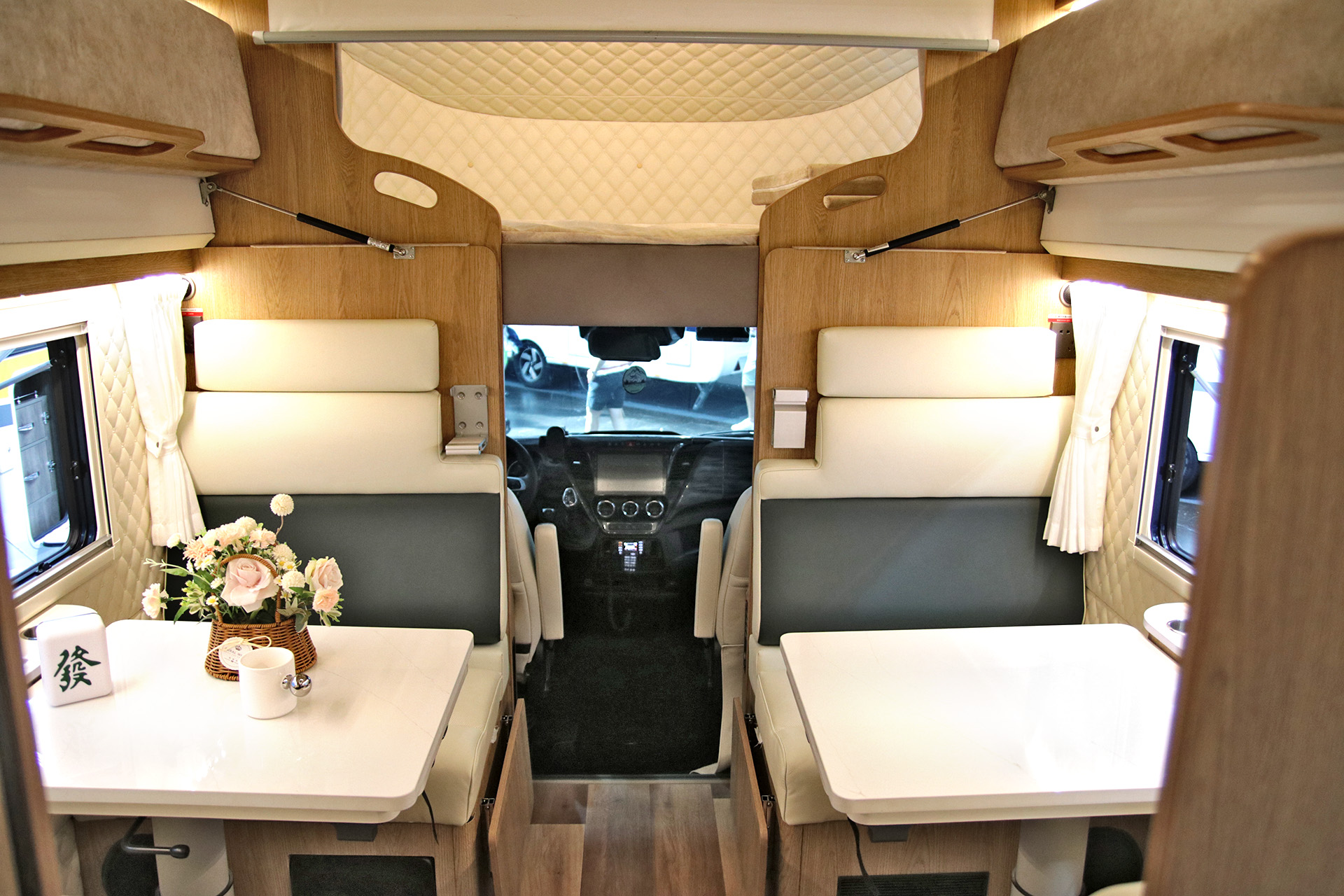 Salon karawaningu_Deddle RV wnetrze