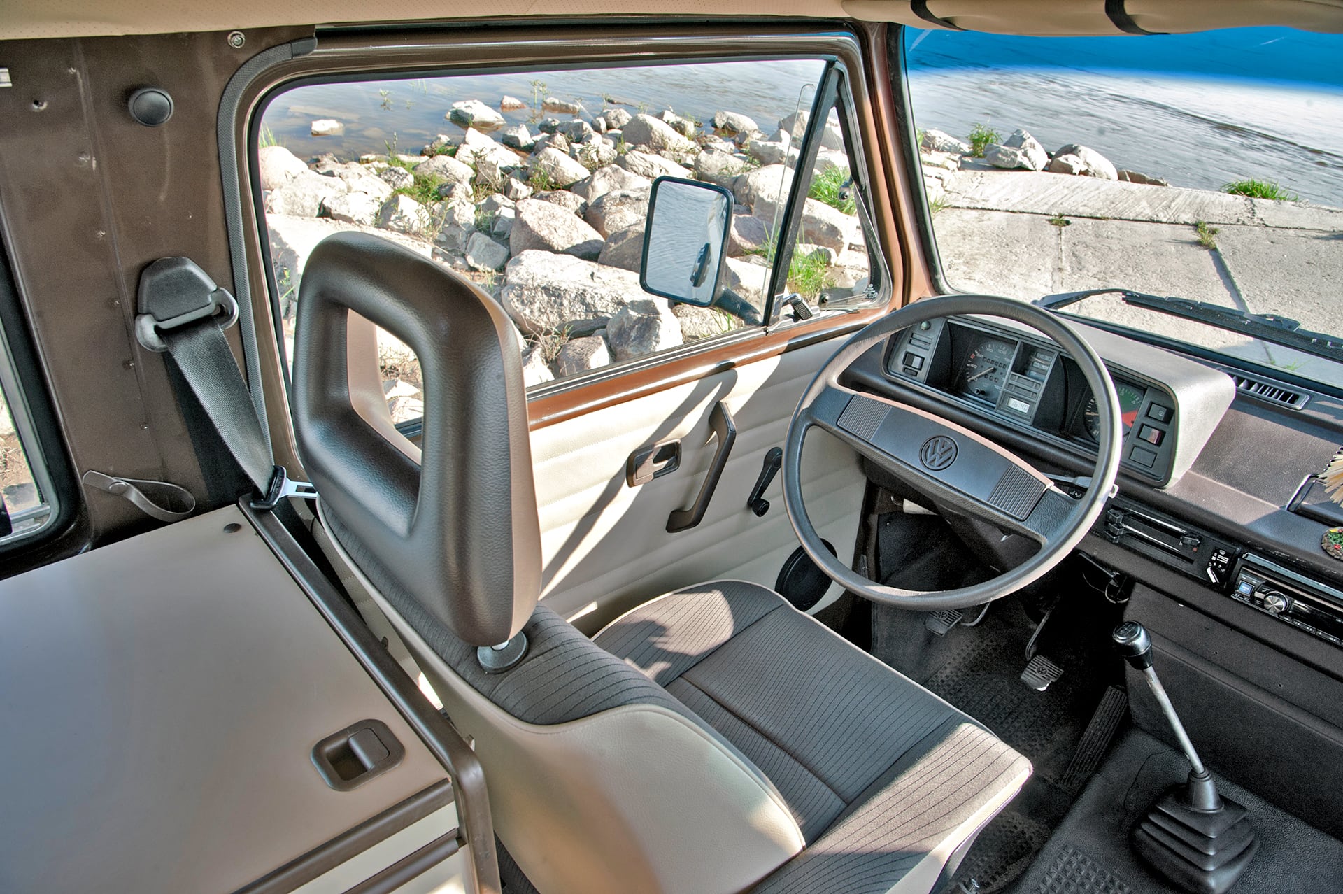 volkswagen-westfalia-kamper-fotel-i-deska-rozdzielcza