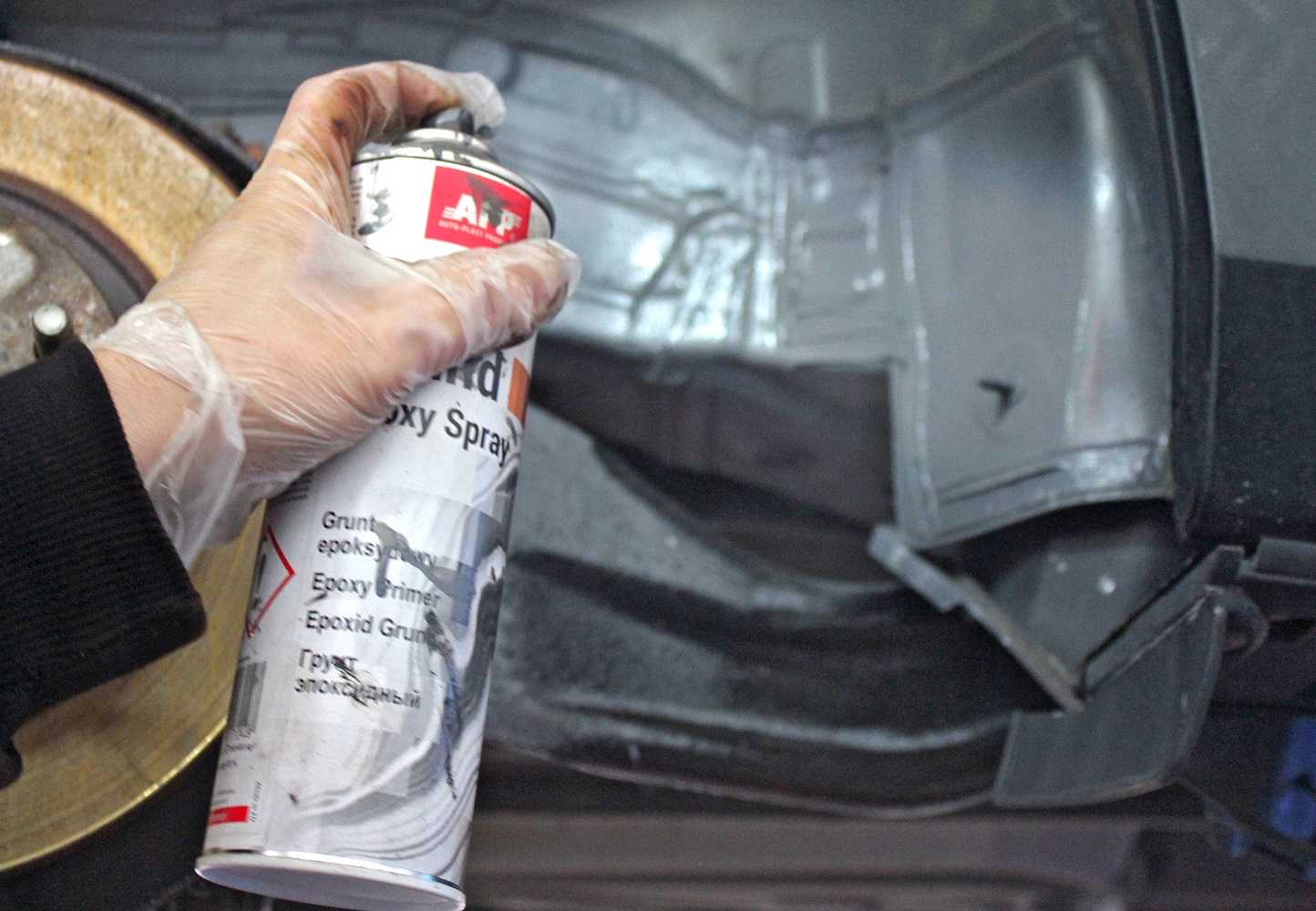 walka z korozja_nakladanie podkladu