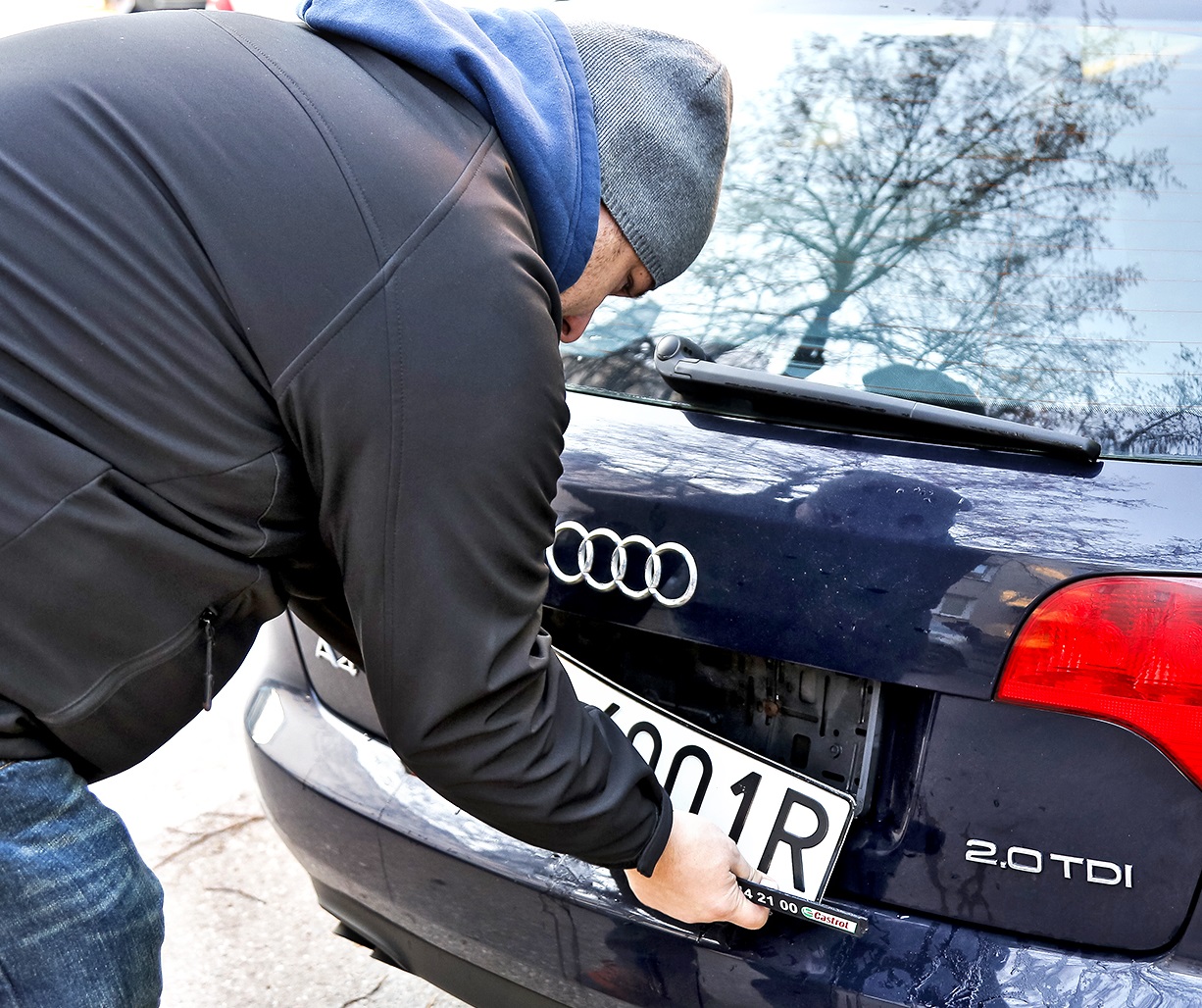 demontaz tablicy rejestracyjnej