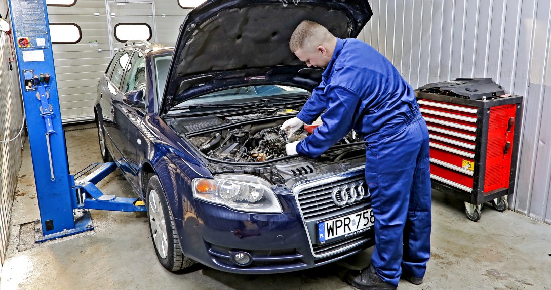 Mechanik naprawia Audi A4