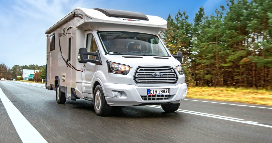 Ford Transit kamper – przód w ruchu
