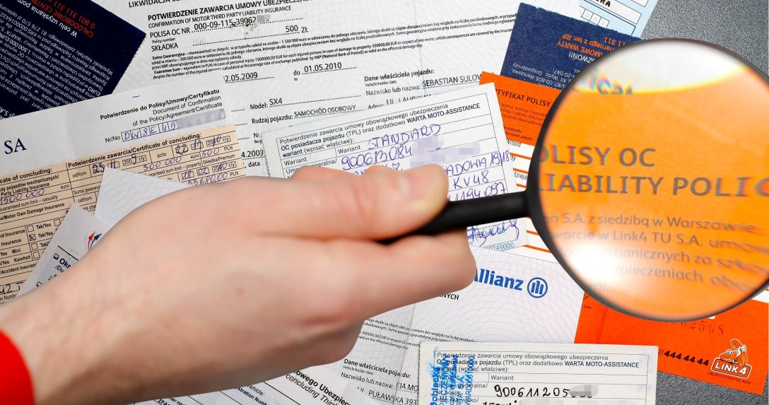 polisy ubezpieczeniowe nad nim ręka z lupą