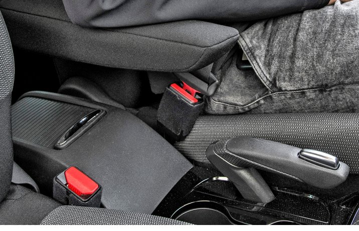 Citroen C3 Aircross 1.2 PureTech EAT6 Shine Pack –wnętrze, hamulec ręczny,schowek